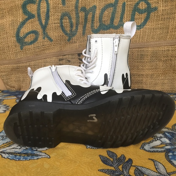 Dr Martens Girls Boots (Girls Size 3) - Picture 4 of 5